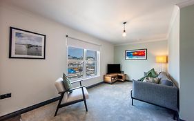 Exceptional 2Bd Apt - Next To Ferry & Train Station